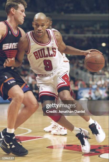 Guard Ron Harper of the Chicago Bulls drives to the basket during a game against the Phoenix Suns at the United Center in Chicago, Illinois. The...