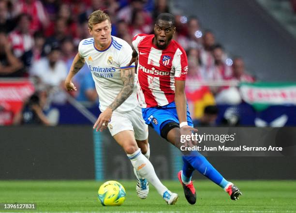 Toni Kroos of Real Madrid challenges Geoffrey Kondogbia of Atletico Madrid during the La Liga Santander match between Club Atletico de Madrid and...