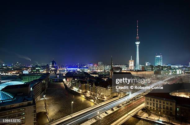berlin by night in winter - berlin night stock pictures, royalty-free photos & images