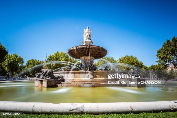 long exposure of "fontaine de la rotonde" in aix-en-provence, bouches-du-rhône, france. - aix en provence stock-fotos und bilder
