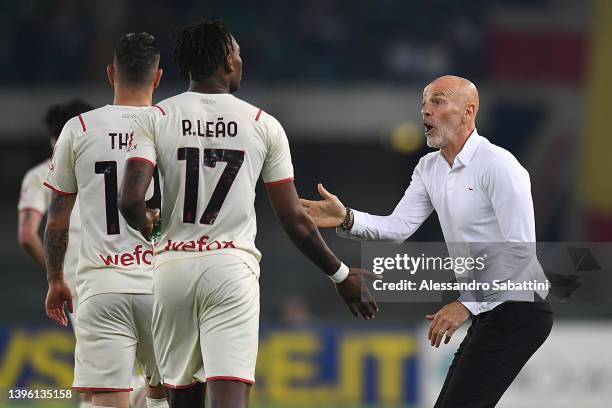 Stefano Pioli head coach of AC Milan issues instructions to Rafael Leao of AC Milan during the Serie A match between Hellas Verona FC and AC Milan at...