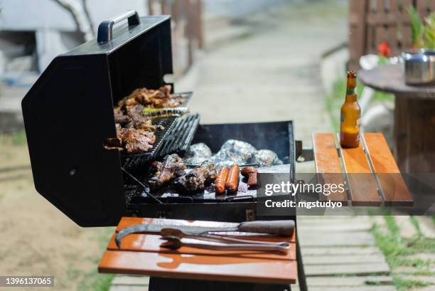 summer evening barbecue - backyard bbq imagens e fotografias de stock