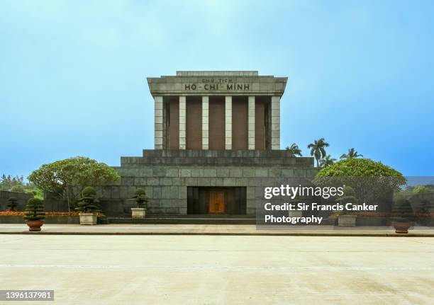 ho chi minh mausoleum facade in hanoi, vietnam - ho chi minh photos et images de collection