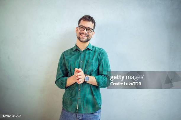 porträt eines gutaussehenden mannes in einem hemd, der vor weißem hintergrund steht. - casual man white background stock-fotos und bilder