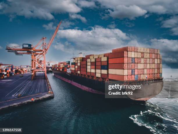 luftaufnahme des containerfrachtschiffs im transit. - mersin stock-fotos und bilder