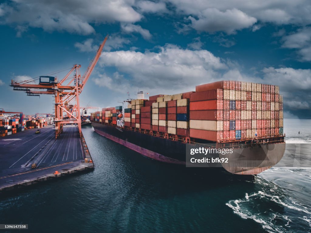 Vista aérea do navio de carga container em trânsito.