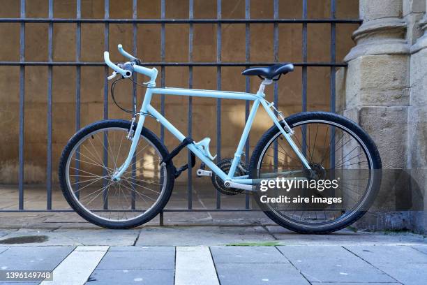 side view of old retro racing bicycle white color parked outside building exterior - fahrradrahmen stock-fotos und bilder
