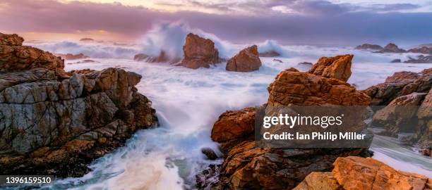 storm waves on california coast - big sur 個�照片及圖片檔