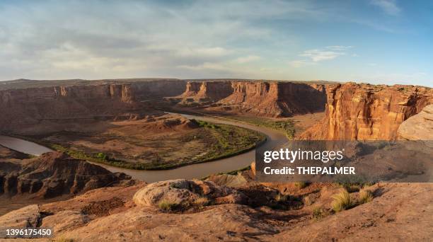 escena panorámica cerca del parque nacional canyonlands en moab, ee. uu. - moab utah fotografías e imágenes de stock