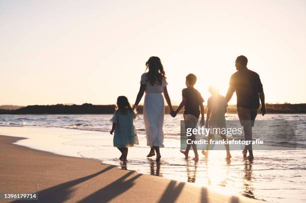 beautiful family together at sunset - sunshine coast australia 個照片及圖片檔