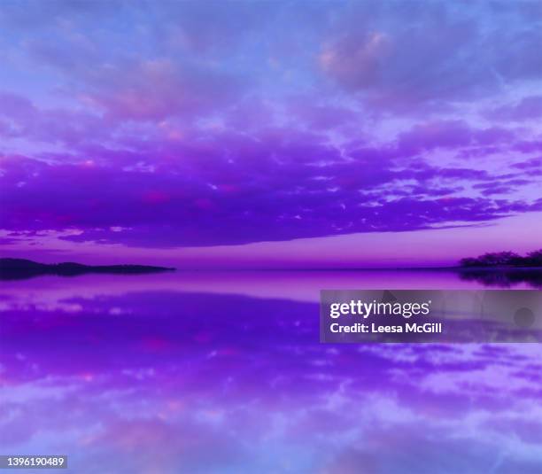 reflection at dusk - australia summer reflection foto e immagini stock