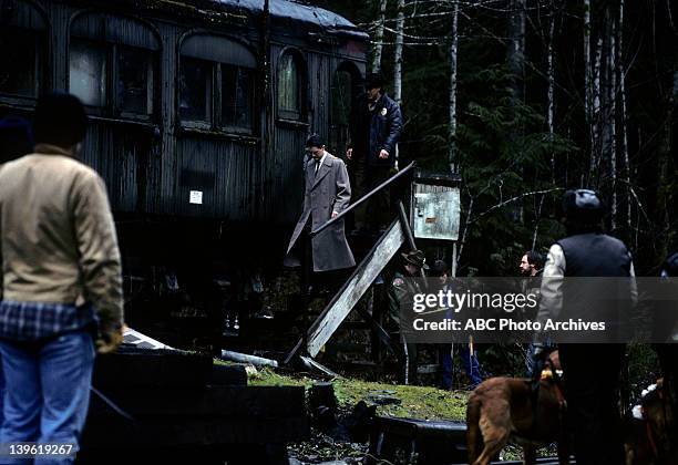 Pilot - "Northwest Passage" - Airdate: April 8, 1990. PRODUCTION SHOT OF KYLE MACLACHLAN AND MICHAEL ONTKEAN WITH EXTRAS AND CREW