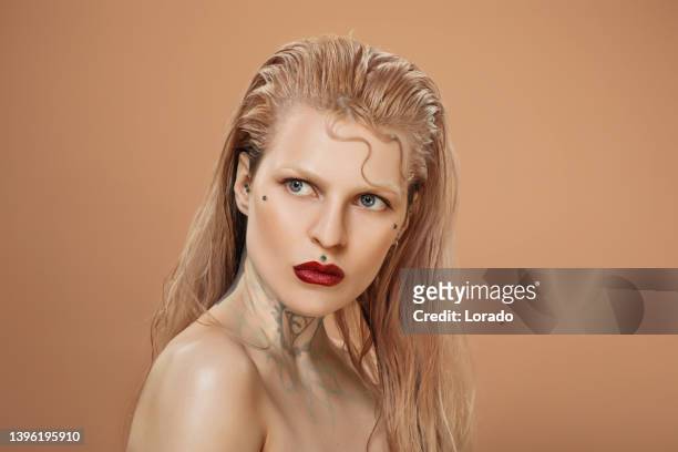 foto de la cabeza de una hermosa hembra rubia de ojos azules - alta moda fotografías e imágenes de stock