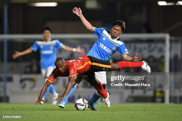 Yasuhito Endo of Jubilo Iwata and Leo Silva of Nagoya Grampus compete for the ball during the J.LEAGUE Meiji Yasuda J1 10th Sec. Match between Jubilo...