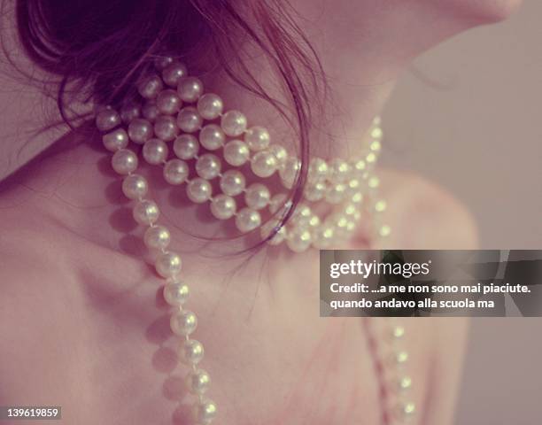 woman with pearl necklace - pearl necklace stockfoto's en -beelden