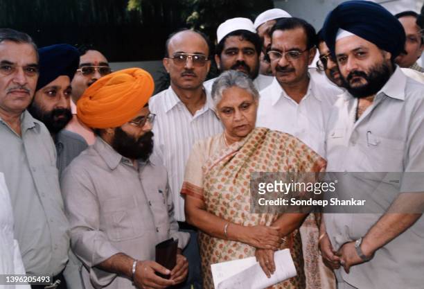 Chief Minister Sheila Dikshit met leaders of the Sikh community on April 08, 2003 and sought their support for the Congress in forthcoming Lok Sabha...