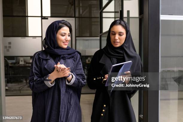 socios comerciales de riad discutiendo datos en tabletas digitales - riad arabia saudí fotografías e imágenes de stock