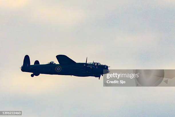 raf lancaster bomber pa474 fliegt in der luft - lancaster bomber stock-fotos und bilder