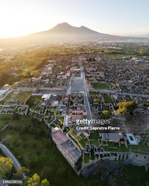 archaeological park of pompeii (parco archeologico pompei) & vesuvius (vesuvio) at sunset, napoli, italia - pompei stock-fotos und bilder