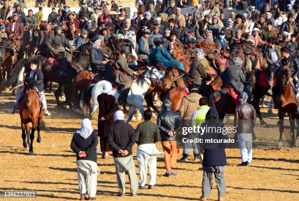 buzkashi match scrum - multitud de jinetes alrededor de la pantorrilla, como una formación espontánea de rugby, mazar-e-sharif, provincia de balkh, afganistán - nowruz fotografías e imágenes de stock