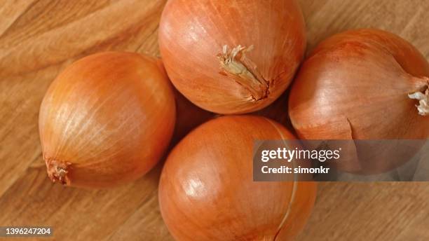 roten zwiebeln - gemüsezwiebel stock-fotos und bilder