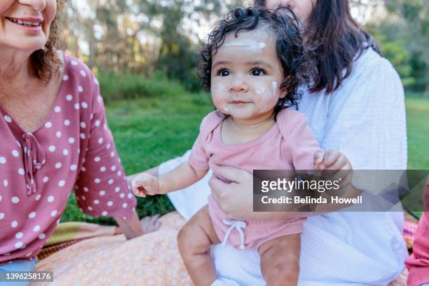 aboriginal australian family spends time together in a natural environment - australian family time stockfoto's en -beelden