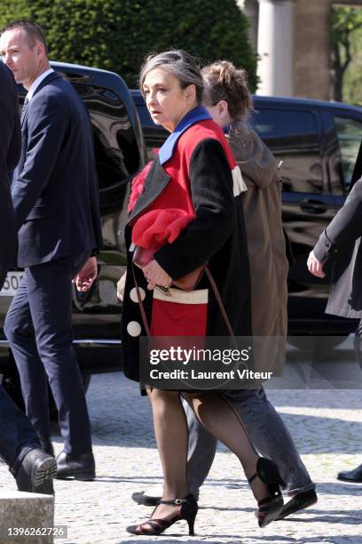 Catherine Ringer attends Regine's Funerals at Cimetierre du Pere Lachaise on May 09, 2022 in Paris, France.