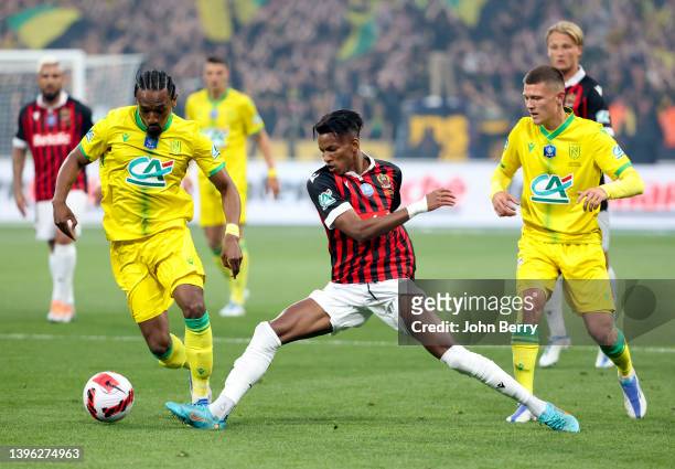Hicham Boudaoui of Nice between Samuel Moutoussamy and Quentin Merlin of Nantes during the French Cup Final between OGC Nice and FC Nantes at Stade...