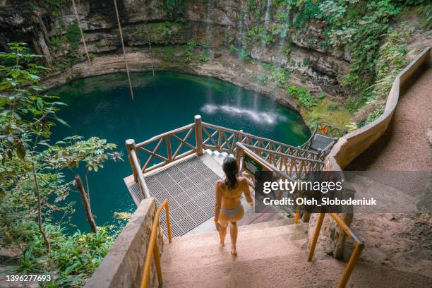 mulher em cenote em yucatan, méxico - poço - fotografias e filmes do acervo