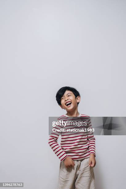 muchacho que se divierten en fondo de estudio blanco - mono prenda de vestir fotografías e imágenes de stock