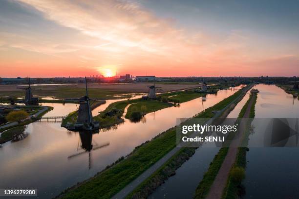 unesco werelderfgoed kinderdijk molens, aerial view of ancient windmills at dusk in kinderdijk in netherlands - kinderdijk stock pictures, royalty-free photos & images