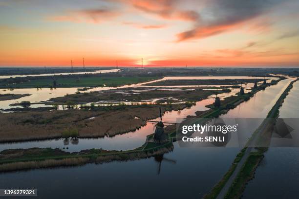 unesco werelderfgoed kinderdijk molens, aerial view of ancient windmills at dusk in kinderdijk in netherlands - unesco werelderfgoed stock pictures, royalty-free photos & images