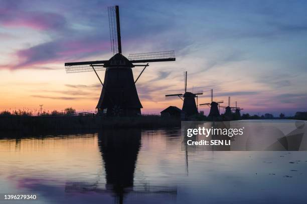 unesco werelderfgoed kinderdijk molens, ancient windmills at dusk in kinderdijk in netherlands - unesco werelderfgoed stock pictures, royalty-free photos & images