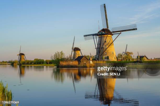 unesco werelderfgoed kinderdijk molens, ancient windmills at dusk in kinderdijk in netherlands - wonder stockfoto's en -beelden