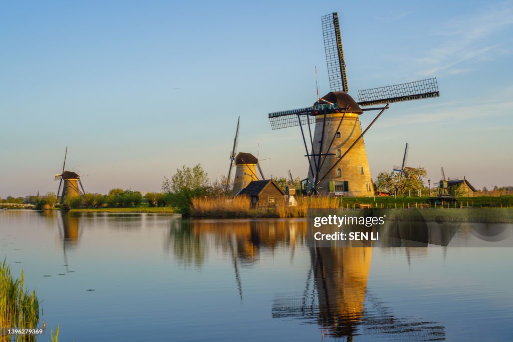 Unesco Werelderfgoed Kinderdijk Molens, Ancient Windmills at dusk in Kinderdijk in Netherlands
