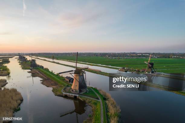 unesco werelderfgoed kinderdijk molens, aerial view of ancient windmills at dusk in kinderdijk in netherlands - unesco werelderfgoed stock pictures, royalty-free photos & images