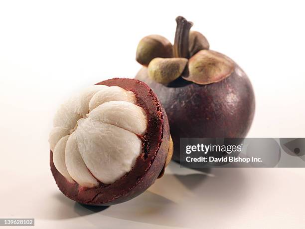 mangosteen cut - mangosteen stockfoto's en -beelden