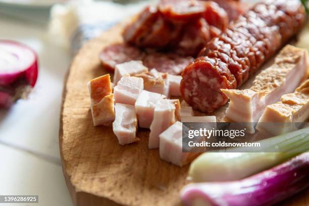 comida tradicional rumana con carne fresca y verduras - tocino fotografías e imágenes de stock