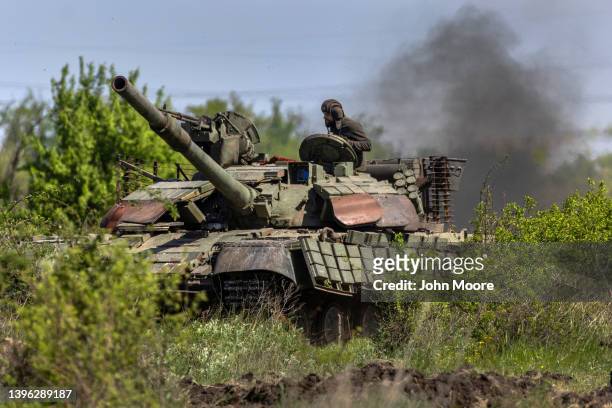 Dnipropetrovsk Oblast, UKRAINE Ukrainian tank crew trains with infantry nearby on May 09, 2022 near Dnipropetrovsk Oblast, Ukraine. Infantry soldiers...