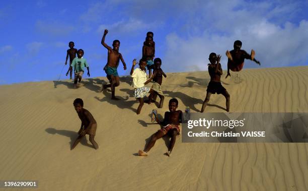 JEU D ENFANT SUR LA PLAGE A TULEAR, MADAGASCAR