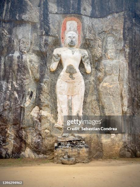 ruins of buduruwagala are next to the town of wellawaya in the south of the island. these statues date from the x century. - town of the gods stock-fotos und bilder