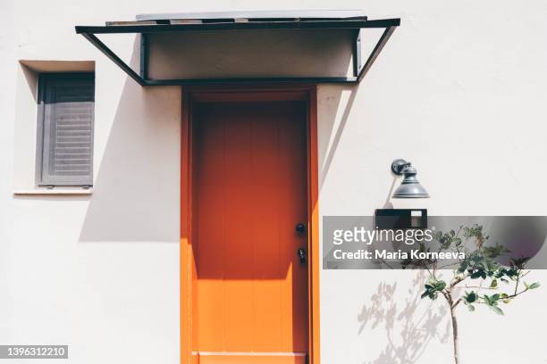 red entrance door. - apartment front door foto e immagini stock