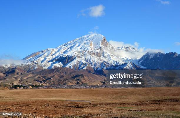 valle y pico cubierto de nieve, distrito de khulm, provincia de balkh, afganistán - asia central fotografías e imágenes de stock