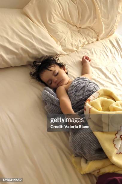 bebe durmiendo en la cama - bebe 1 a 2 años fotografías e imágenes de stock