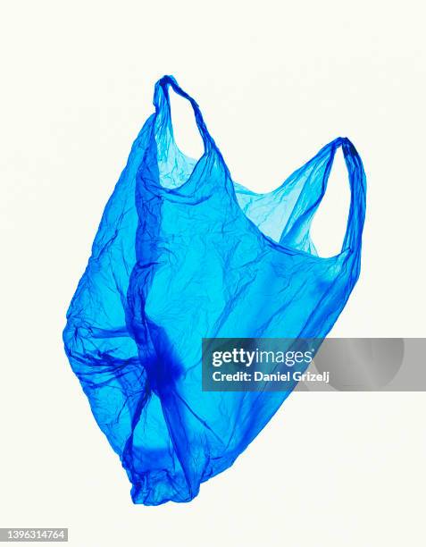 blue plastic bag - sac en plastique photos et images de collection