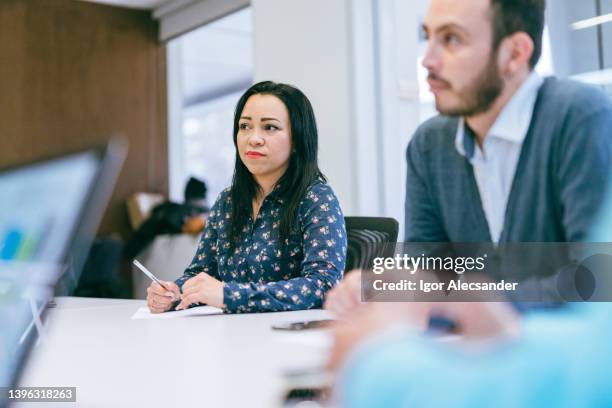 woman analyzing and paying attention in meeting - overheidsberoep stockfoto's en -beelden