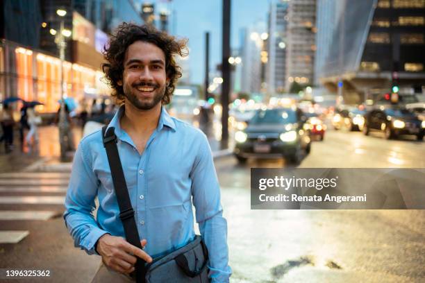 porträt eines jungen mannes in der avenida paulista, são paulo, brasilien - são paulo city stock-fotos und bilder