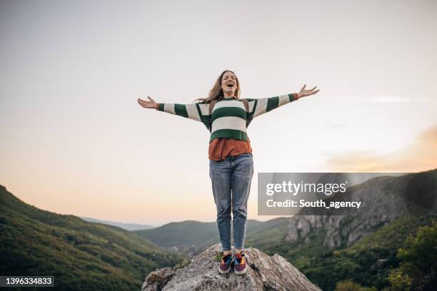 she feels free - women rock climbing stock pictures, royalty-free photos & images