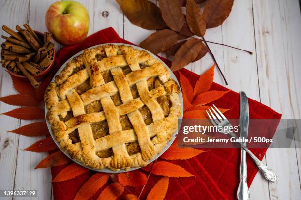 vegan caramel apple pie in a fall setting,rochester,new york,united states,usa - apfelkuchen stock-fotos und bilder