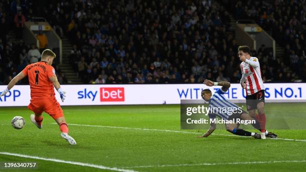 Patrick Roberts of Sunderland beats Bailey Peacock-Farrell of Sheffield Wednesday to score the winning goal during the Sky Bet League One Play-Off...